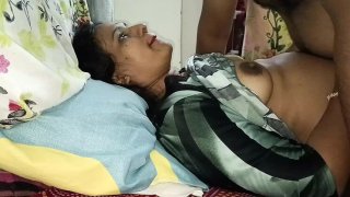 Hot Indian Bhabhi Kavita memberikan blowjob dengan kondom seks misionaris kasar