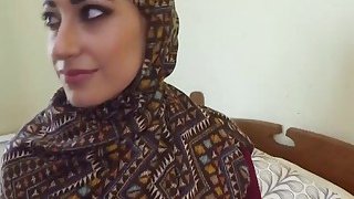 Gadis Arab menerima uang tunai dari pria kaya dengan imbalan blowjob