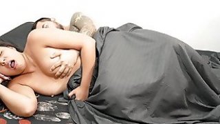 Saya setuju untuk berbagi tempat tidur dengan anak tiri saya dan sesuatu yang tidak terduga terjadi