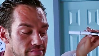 Dokter mata seksi Savannah Stevens bercinta dengan seorang pasien