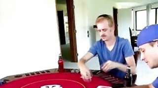 Pervs memenangkan vagina hotties brunette dalam pertandingan poker