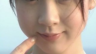 Gadis Jepang kulit pucat Aki Hoshino mengobrol dengan penggemarnya