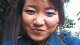 Pelacur amatir Yuko bersedia melakukan masturbasi di depan kamera