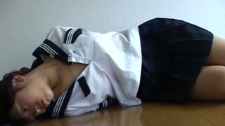 Remaja Jepang yang licik, Noah, berbaring di lantai dengan tangan diborgol