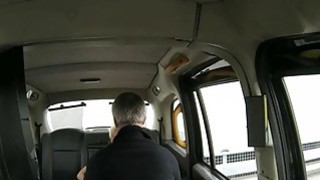 Payudara besar anal penumpang pirang kacau oleh sopir palsu