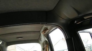 Payudara besar Brit menggedor wajah di taksi