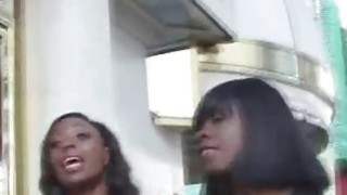 Pelacur ebony berbagi kontol putih di video