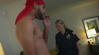 Dua polisi wanita tit besar jahat membuat cowok hitam tampan sialan vagina mereka