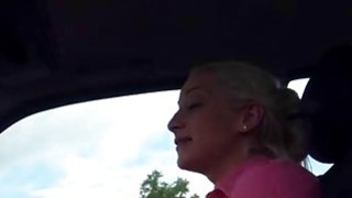 Remaja seksi Brooke Lee bercinta di dalam mobil oleh orang asing yang cabul