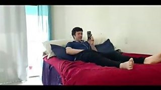 Voyeur Stepmom meniduri Stepson setelah menangkapnya masturbasi