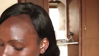 Gadis Afrika Curvy Menyenangkan Berdenyut Putih Dong