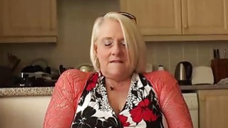 Nenek pirang dewasa Inggris Carol jari vaginanya yang basah