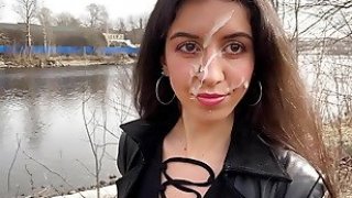 Saya ingin berjalan melalui taman dengan air mani di wajah saya air mani di wajah saya - jalan-jalan di depan umum