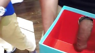 Ayam remaja mendapatkan kejutan Dicks di kotak xmas