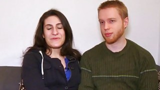 Pasangan amatir sehari-hari yang simpatik mencoba seks swinger