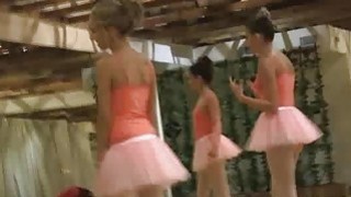 Balerina menjilati vagina di studio tari