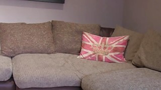 Gadis Skotlandia seksi, Ashley, mengambil wajah besar di atas sofa