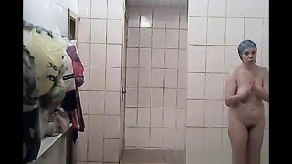 kamar mandi umum dengan ibu dewasa