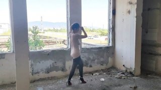 Za za si rambut coklat milf menanggalkan pakaian di gedung yang ditinggalkan - solo pantat besar di stoking