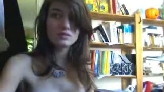 Manis Angelic menggosok vaginanya basah kuyup di video webcam