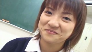 Gadis kampus dengan wajah gemuk Tukushi Saotome memberikan wawancara singkat di kamera