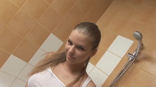 Remaja Euro indah mandi dan menunjukkan vagina